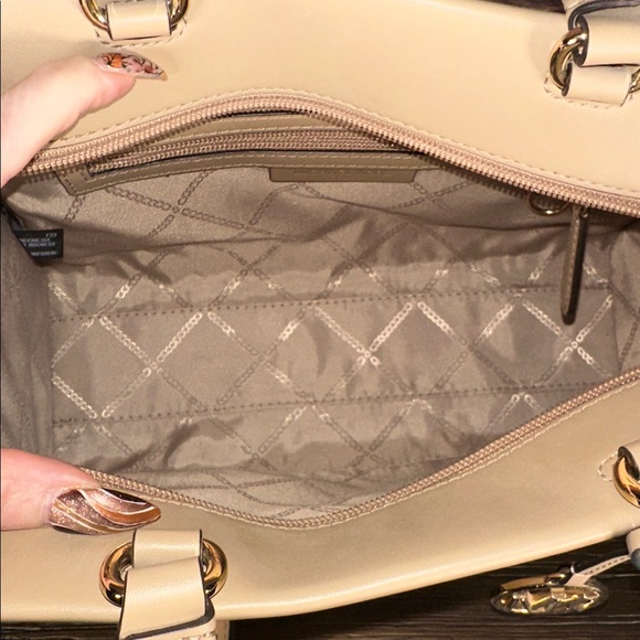 Michael Kors Graham Medium Leather Satchel in Light Mocha! - Picture 7 of 9